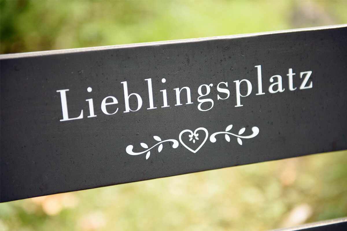 Lieblingsplatzschild im Garten des Biohotel Bavaria